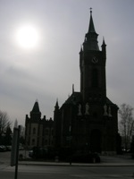 Foto der Kirche in Mödling mit Gegenlicht
